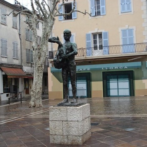 "Человек с ягненком" г. Валлорис, юг Франции