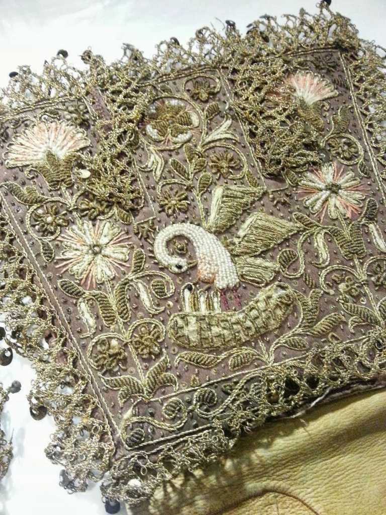 17th century embroidered gloves at the Royal Armoury in Sweden - Татьяна Валериус.jpg